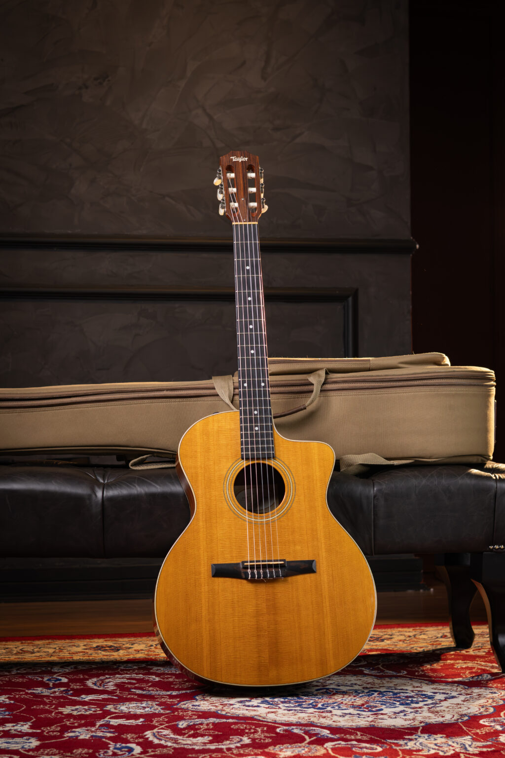 Violão Taylor 214ce-N Nylon Natural disponível na Zanon Guitars
